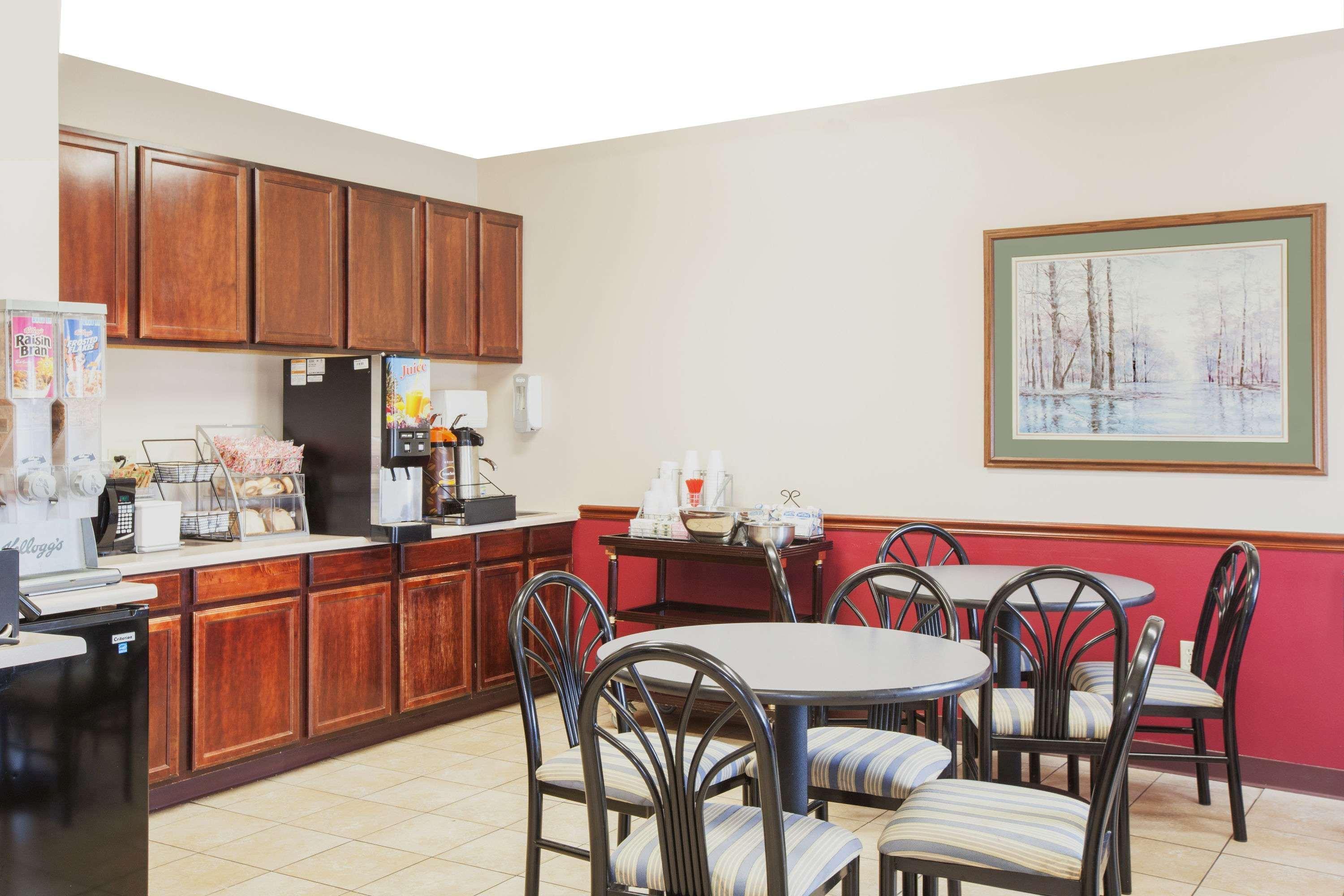 Super 8 By Wyndham Mason Mason City