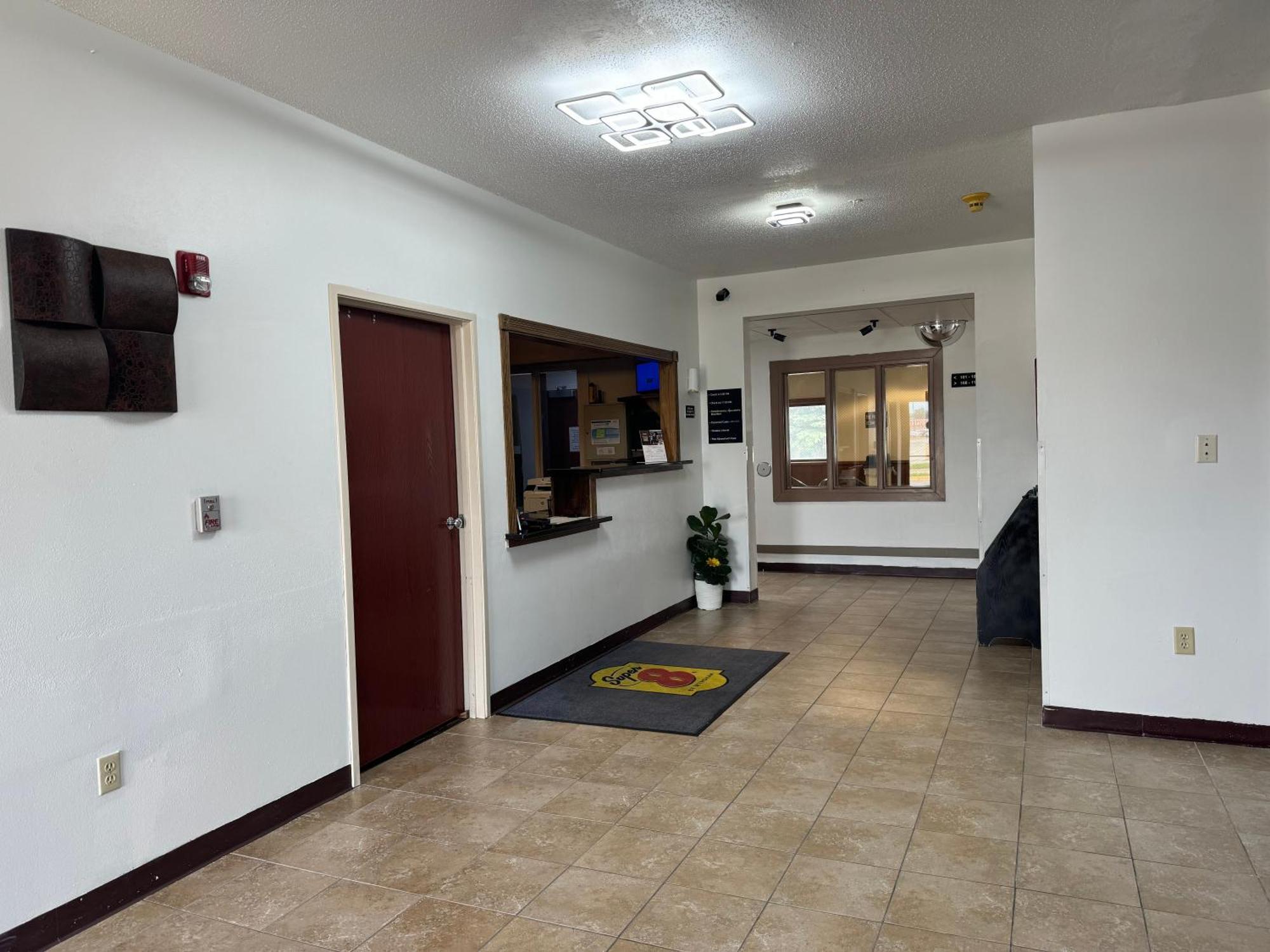 Super 8 By Wyndham Mason Hotel