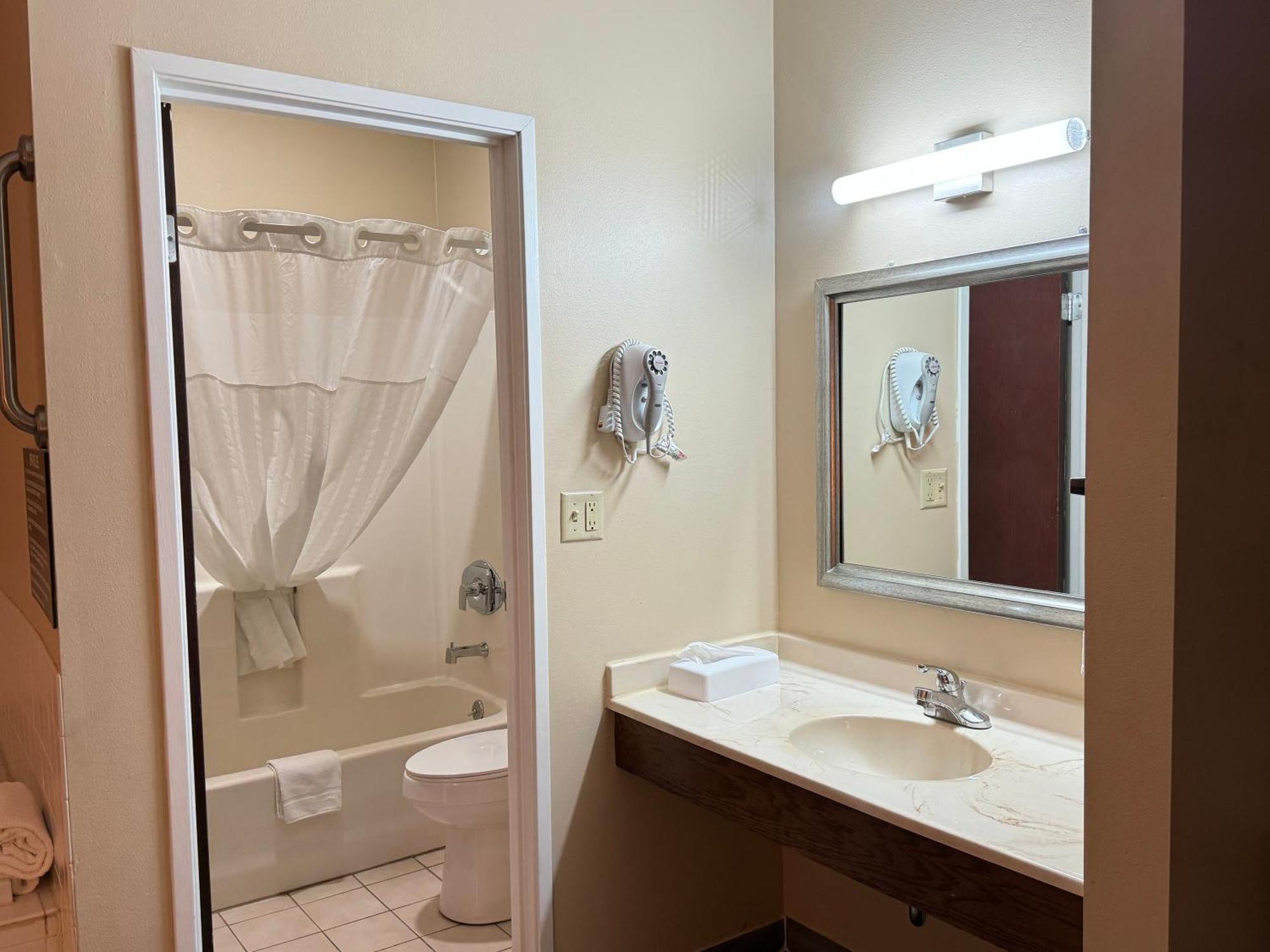 Super 8 By Wyndham Mason Hotel 2*