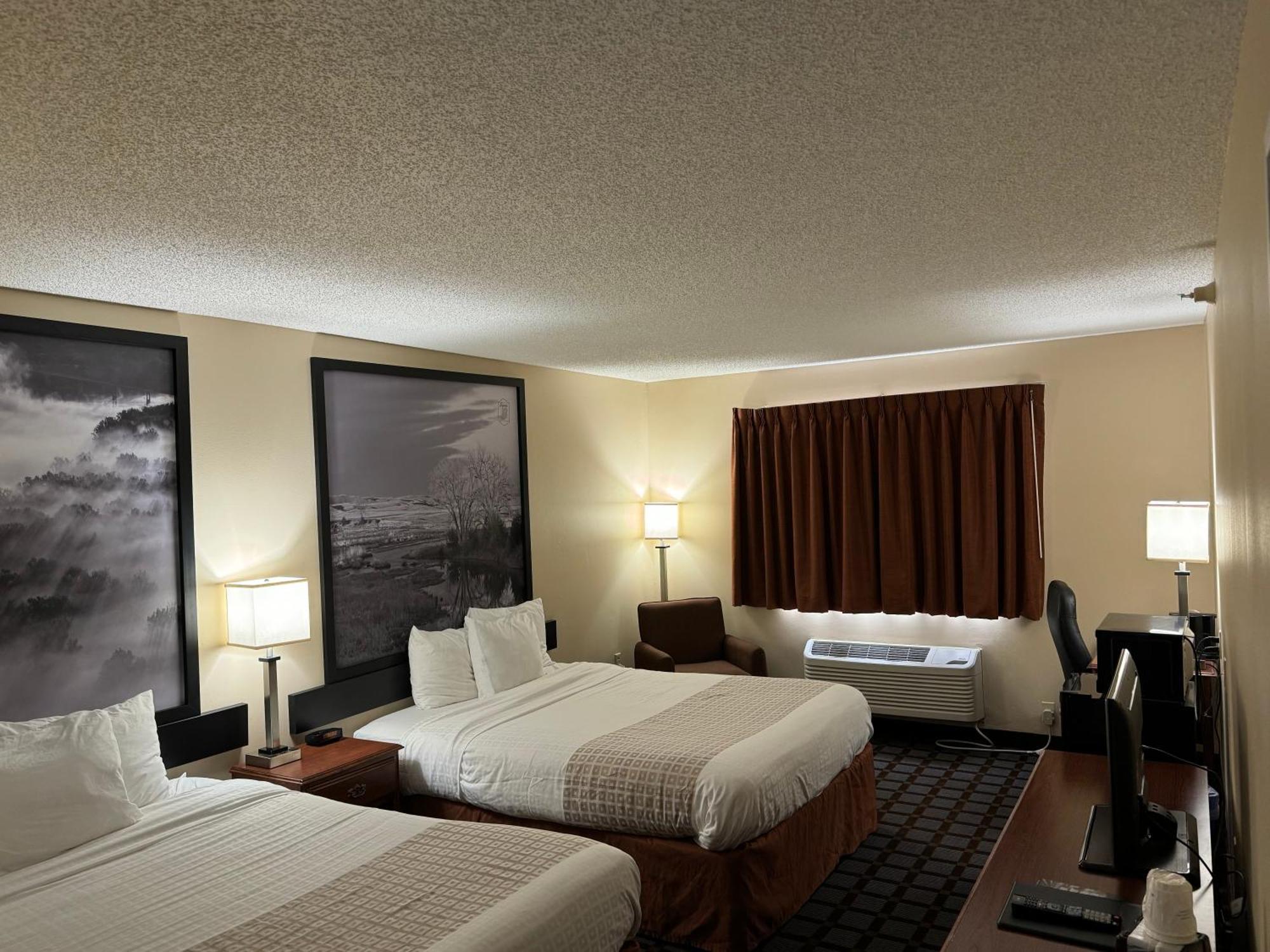 Super 8 By Wyndham Mason Hotel