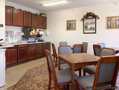 Super 8 By Wyndham Mason Mason City